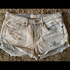LIGHT WASH LIGHTLY WORN JEAN SHORTS
